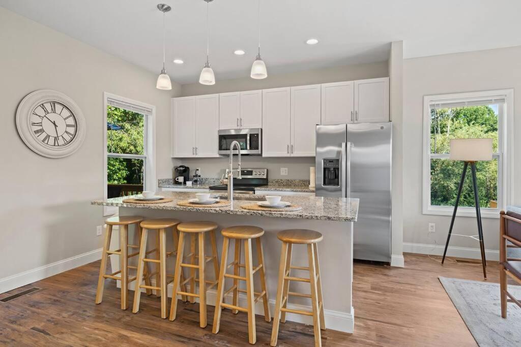 Water,power,wifi- 10 Min To Downtown Avl Holiday home